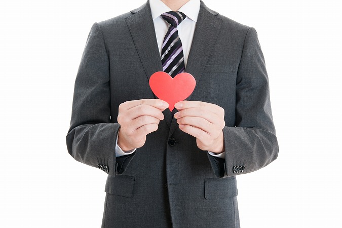 ハートを持つスーツの人