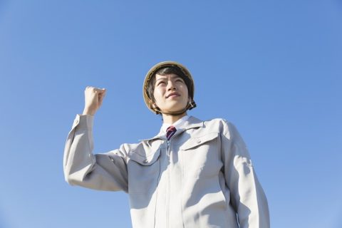 ガッツポーズをする作業員空