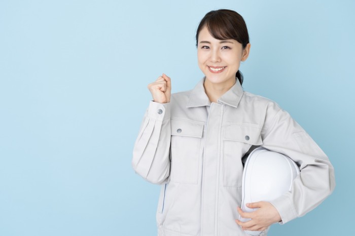 ガッツポーズの女性